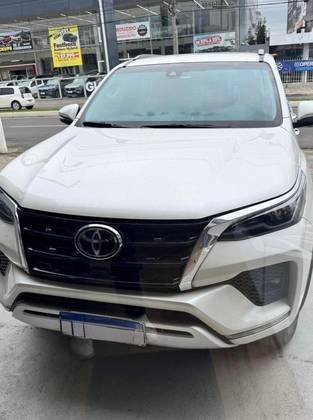 TOYOTA HILUX SW4 2.8 D-4D TURBO DIESEL SRX 4X4 AUTOMÁTICO